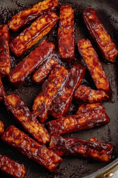 barbecue tempeh in black pan