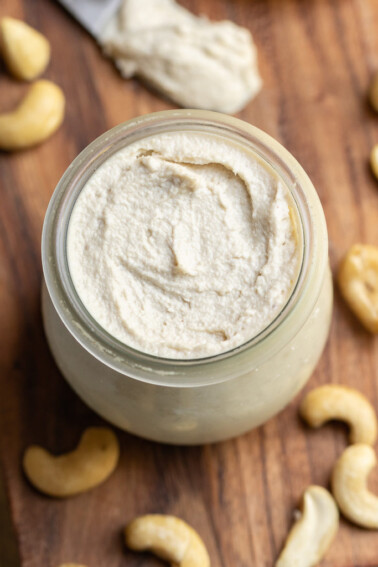 A vegan cream cheese recipe that is made from cashews and easy to make! Plus, it requires just 3 simple ingredients. Get ready to bring your bagels to the next level! #vegan #creamcheese #cultured #cashew #probiotic #easytomake #veganbreakfast #musttry #breakfast #spread #vegancheese #oilfree #glutenfree